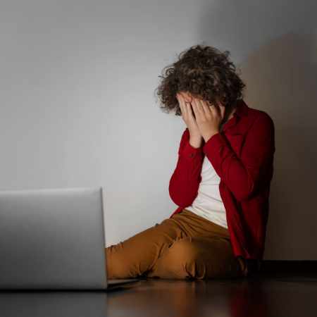 Durante el Blue Monday, 21% de los mexicanos habla con chatbots cuando se siente triste. Expertos advierten riesgos de privacidad y nuevos retos para la industria de la IA.