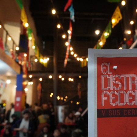 Presentan el Mapa Cervecero de la CDMX con 98 establecimientos de cerveza artesanal e importada y distribución gratuita en más de 180 puntos.