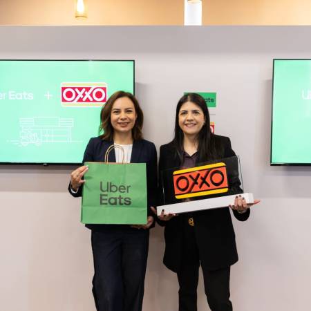 OXXO se integra a Uber Eats para ofrecer productos de conveniencia a domicilio en más de 25 ciudades de México, reforzando su estrategia omnicanal.