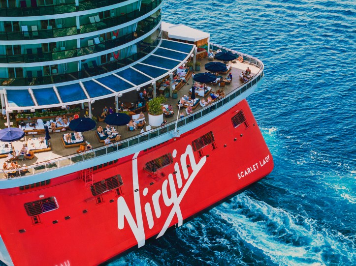 La naviera enfocada exclusivamente en adultos inicia operaciones en el país en un contexto de crecimiento de casi 15% en la llegada de pasajeros de cruceros durante los primeros cuatro meses de 2026.