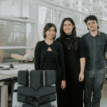 Un asiento modular para niños con parálisis cerebral, un dispositivo para detectar infecciones vaginales en casa y un microscopio hecho con componentes reciclados representan a México en el James Dyson Award 2026.