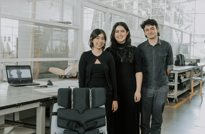 Un asiento modular para niños con parálisis cerebral, un dispositivo para detectar infecciones vaginales en casa y un microscopio hecho con componentes reciclados representan a México en el James Dyson Award 2026.